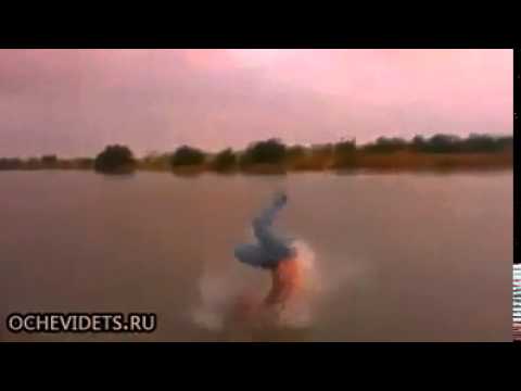 Gekke Rus duikt in ondiep water 14