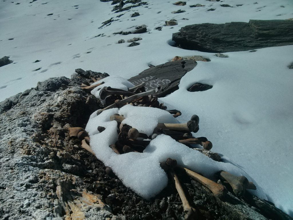 Mysterie rond meer vol met skeletten in Himalaya gebergte 13