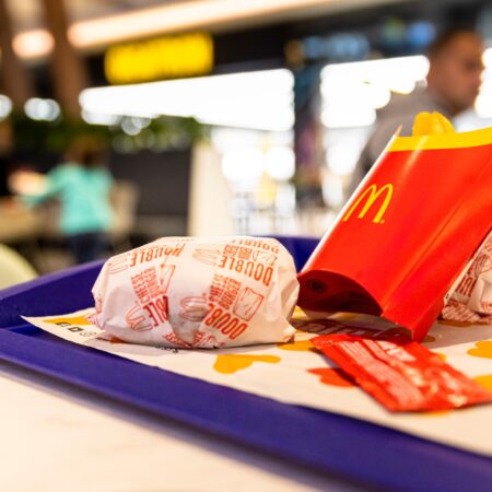 Vroege toeslag op plastic verpakkingen bij McDonald's leidt tot onrust onder klanten 20