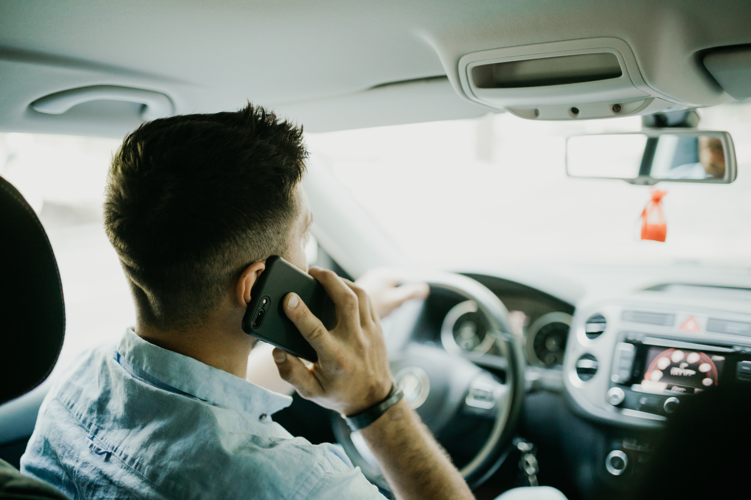 Wat is het boetebedrag voor het vasthouden van een telefoon tijdens het autorijden? 15