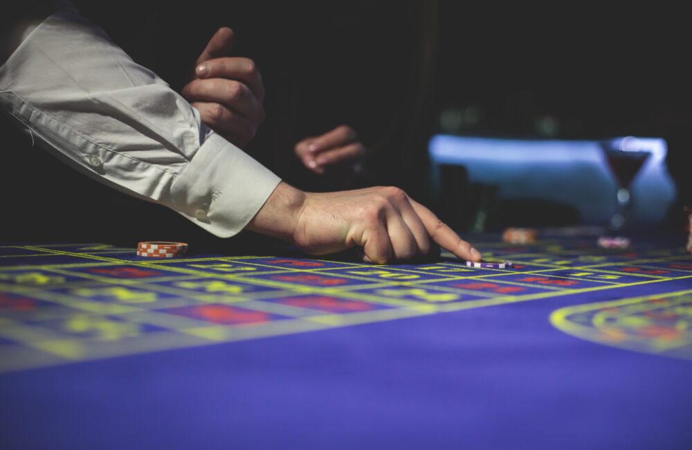 Achter de schermen van een casino: Strikte regels en salaris van live dealers 14