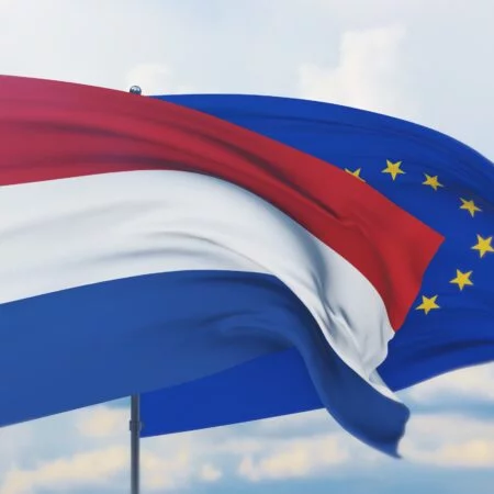 Nederlandse en Europese vlaggen wapperen samen voor het nieuwe kabinetsakkoord