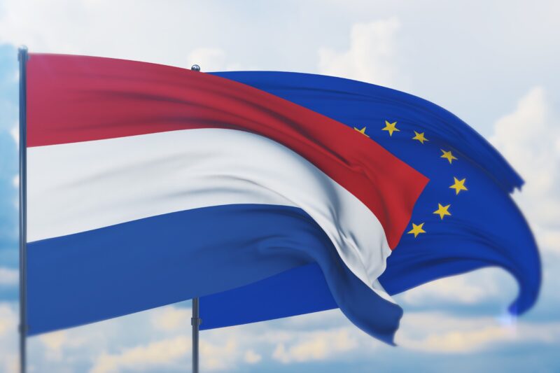 Nederlandse en Europese vlaggen wapperen samen voor het nieuwe kabinetsakkoord