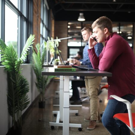 Waarom een zit-sta bureau een slimme keuze is voor jouw werkplek 19