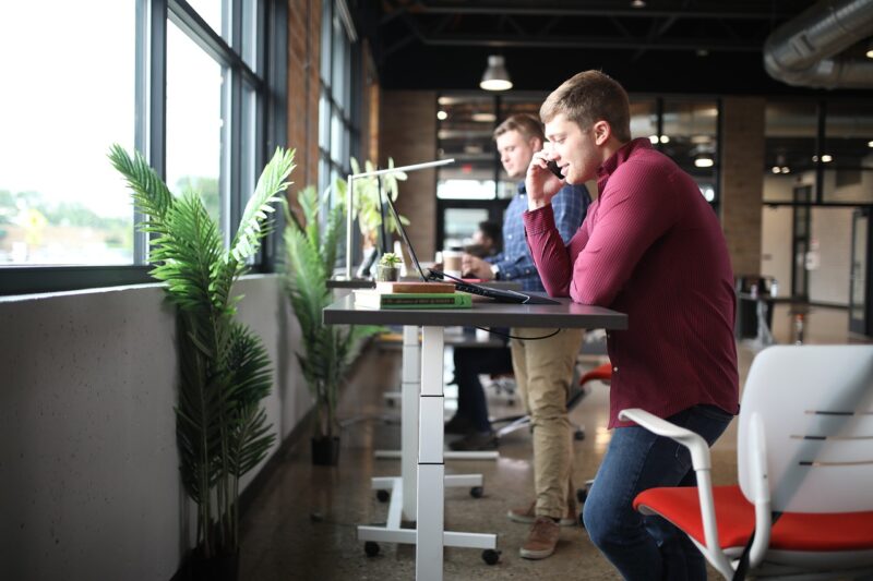 Waarom een zit-sta bureau een slimme keuze is voor jouw werkplek 9